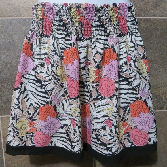 Zara Dresses & Skirts - Floral Zara Basic Skirt Zara Dresses & Skirts - Floral Zara Basic Skirt